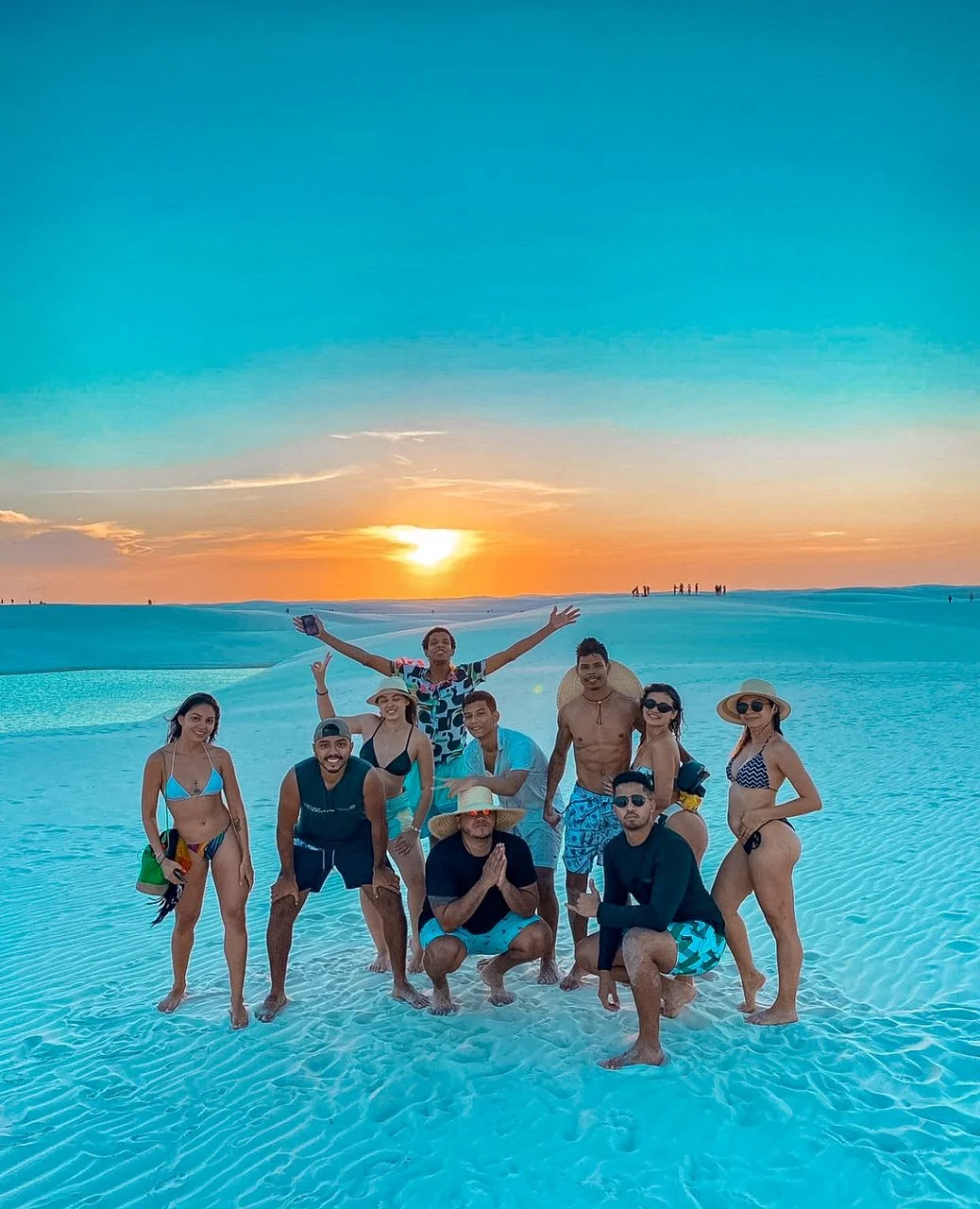 Grupo de turistas ao pôr do sol
